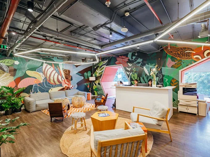 Khu vực lễ tân và tiếp khách tại văn phòng trọn gói Toong Hoàng Đạo Thúy